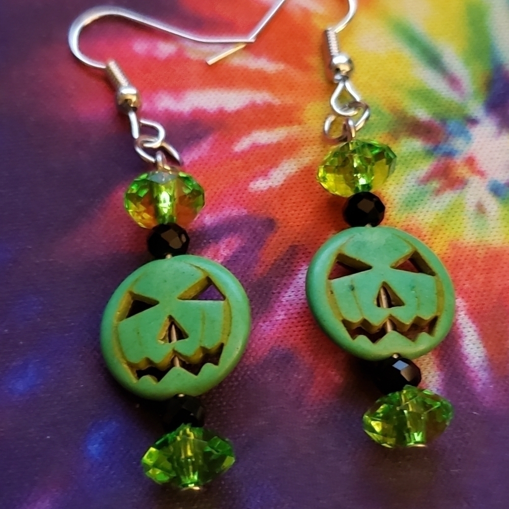 HANDMADE Green Black Beaded Halloween Pumpkin Dangle Earrings - Picture 2 of 2